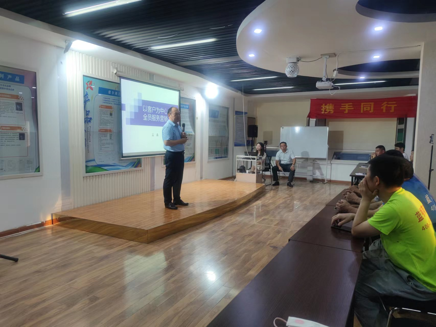 執(zhí)行董事張振張總在啟動會中講話，向.png